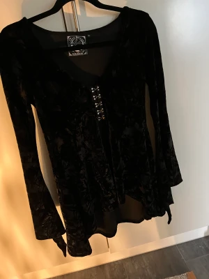 Killstar kofta  - En Gothic kofta med breda armar med sammets material Skriv för mer bilder Nyskick 