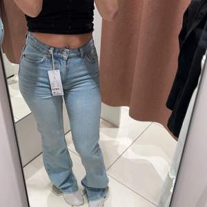 Säljer dessa jeans storlek 34 (alltså inte 32 som på bilden).  Köpt från Gina (full length flare jeans) för 400kr. Säljer för att dom aldrig kommit till användning.  Använt EN gång, alltså ser helt ut som nya! ❤️Nypris 600kr, säljer för 400