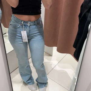 Jeans - Säljer dessa jeans storlek 34 (alltså inte 32 som på bilden).  Köpt från Gina (full length flare jeans) för 400kr. Säljer för att dom aldrig kommit till användning.  Använt EN gång, alltså ser helt ut som nya! ❤️Nypris 600kr, säljer för 400