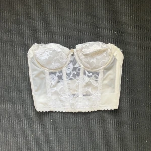 vintage korsett topp - supervacker vintage vit korsett topp, köpt på beyond retro<3  storlek xs-s med mindre byst  skriv gärna med frågor xoxo köp gärna genom ”köp nu” ❣️😻
