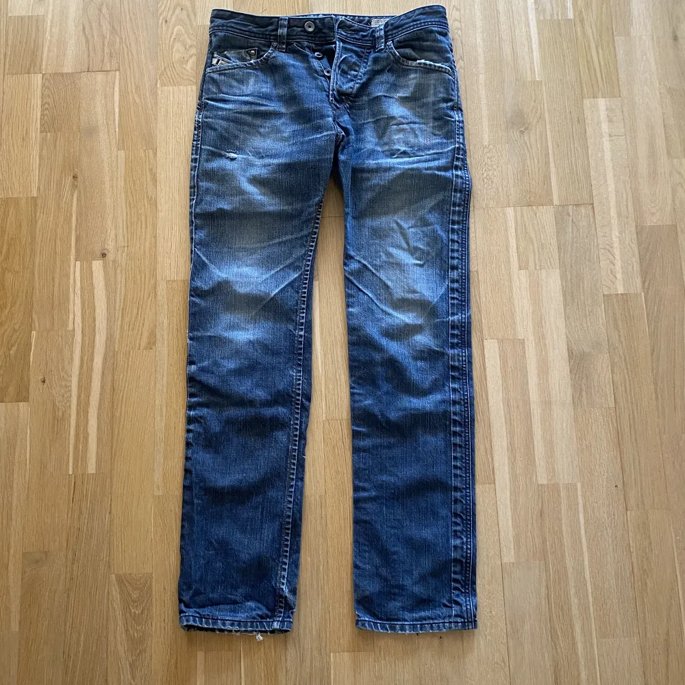 fina straight jeans från diesel! köpta second hand men otroligt bra skick  skriv för mer info och bilder . Jeans & Byxor.