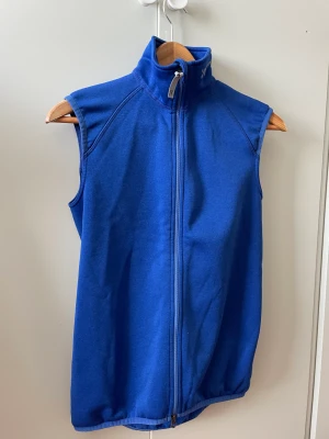 Marinblå Houdini väst  - En marinblå Houdini väst i fint skick. Storlek S.