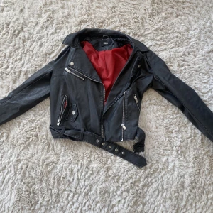 Skinnjacka  -  aldrig använt stolek S men funkar för M oxå 