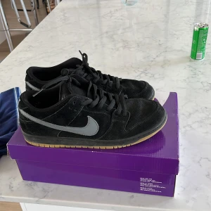 Nike Dunk SB low Fog - Använda 2 gånger, därefter har de bara legat i garderoben.   OBS lådan på bilden är inte rätt låda till skorna.  Lådan finns dock kvar och ingår vid köp givetvis 