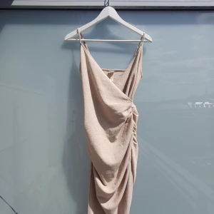 Beige sommarklänning - Beige sommarklänning från H&M med snygg slits på ena sidan 💃