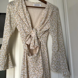 Adooreklänning - Superfin och perfekt sommarklänning från adoore, använt 1 gång i storlek 34. Tyvärr lite för stor för mig 😞💛