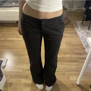 Kostymbyxor - Super fina kostymbyxorna som jag köpt här på plick som tyvärr inte kommer till användning🌸 super skönt material som har lite stretch🌸 personen på bilden är runt 165-170cm skulle rekommendera till någon runt 170 eller längre🌸