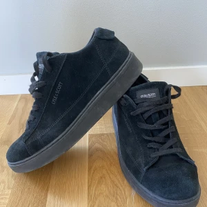 Lyle & Scott skor - Stl. 43 - Svarta Lyle & Scott skor i storlek 43 (UK 9).  Hyffsat små i storlek, kan passa 42.  Använda ca 2-3 gånger och har sedan blivit liggande och förtjänar en bättre ägare!  Skriv om ni har frågor!
