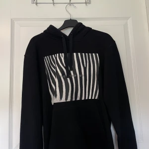 Hoddie med tryck på - Säljer en jättefin hoddie från the cool elephant med zebra tryck