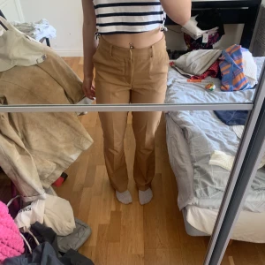 Kostymbyxor - Kopparbruna kostymbyxor från bik bok. 💕 De är tyvärr lite stora på mig vilket gör att de bara ligger i garderoben och skräpar🙃. Nypris var 400 kr tror jag och de är bara använda en gång. 