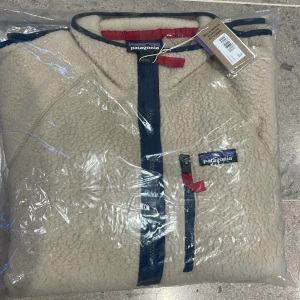 Patagonia Flis - Säljer en Patagonia M’S RETRO PILE JKT, storlek M Obs helt ny 