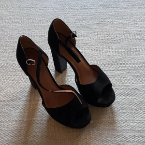 Pumps från hm - Köpt dessa pumps från hm som inte kommer till användning. Sparsamt använda kanske 1-3 ggr. Strl 39