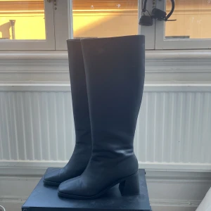 Svarta boots  - Skifina svarta boots från monki som är i knähöjd! De är oanvända och i bra skick. Säljer för halva priset nu eftersom de har blivit för små och därför inte behöver dem längre. <3