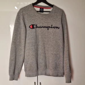 Champion tröja - Väldigt varm och tjock tröja av förvånansvärt högkvalitativt tyg. Använd en del, men inte så att det märks av på något sätt då den bara tvättats nån enstaka gång och aldrig fått en fläck eller liknande.  Nypris: 450