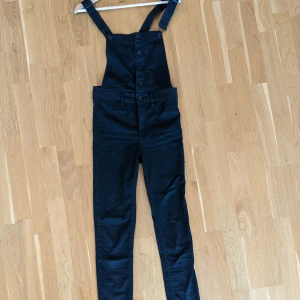 Hängselbyxor HM  - Supersnygga hängselbyxor/dungarees i jeansmaterial från HM som var aningens för små för mig. Men om man har storlek 36 så sitter de tight och snyggt!