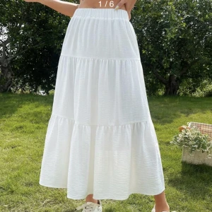 Vit långkjol  - Säljer min helt nya, oanvända långljol från plick! Jättefin i storlek 36/S💗säljer för 180kr + 24kr frakt❣️kontakta mig ifall du är intresserad💓