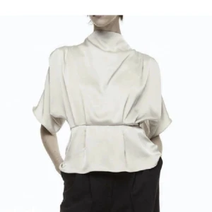 Satinblus hm - Jättefin populär satinblus från hm som är helt slutsåld. Endast använd en gång så i nyskick! 