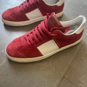 Valentino flycrews - Hej!  Säljer ett par Valentino Garavani Flycrews röda, helt underbara skor nu till sommarn.  Storlek: Eu 42  Condition på skorna är 8/10, bara använda ett få tal gånger men en av skorna har tappat en spik.  Nypris 5000kr