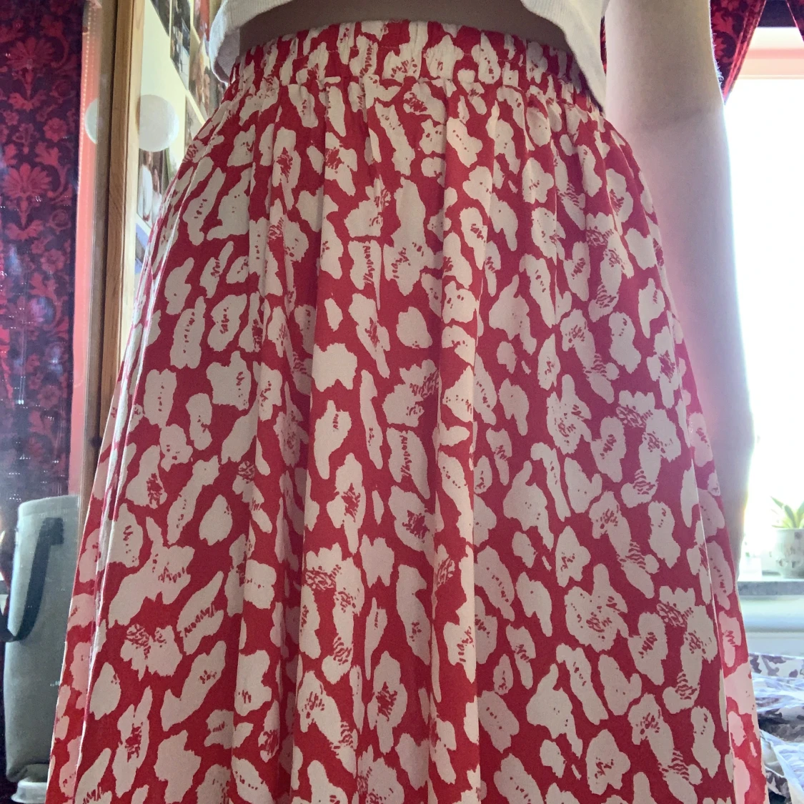 Röd och vit blommig maxikjol - 90