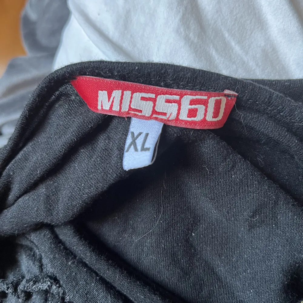Jättesöt miss sixty tshirt. Det står storlek XL men den är egentligen S.. Toppar.