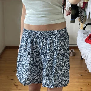 Hollisterkjol - Sommarskjol från Hollister med söta blommor