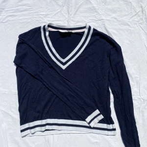 Stickad tröja - Skön tröja i ”segelstil” med en fin urringning och som sitter lite till ☀️. Inga skador och i bra skick. Pris går att diskutera vid snabb affär💗