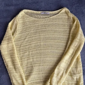 Gul runt virkad tröja💛💛 - Så fin gul stickad/virkad tröja. Passar så fint i sommar till ett par jeansshorts eller kjol🧡💛Tröjan är i superbra skick och har inga tecken på användning💗💗