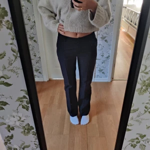 Svarta kostymbyxor - Svarta kostymbyxor köpta från second hand. I storlek 40 men passar mer som en 38:a. Ser helt nya ut och jag har själv knappt använt dom! 😊💐
