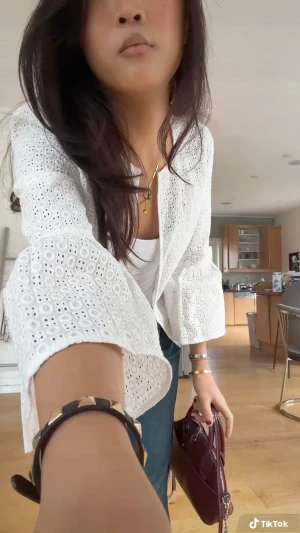 Zara sommar blus - Säljer nu denna unika slutsålda zara koftan/blusen. Den är helt oanvönd. Perfekt till sommaren. Säljer då den ej faller mig i smaken längre, så är glad att sälja den vidare🌷