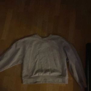 Grå collagetröja  - Super skön collagetröja, skönt material samt bra skick men dessvärre ej kommit till andvänding 