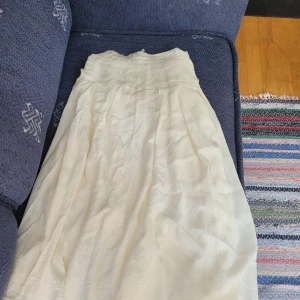 SOMMARKJOL  - Så fin vit sommarkjol i tunnt material. Kjolen är inte genomskinlig och passar perfekt till allt. Fin midja som sitter bra och definierar. Faller snyggt och är "draperad" 