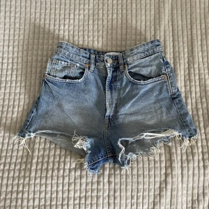 Zara shorts - Jätte fina shorts från Zara. Bra skick, säljer på grund av att de inte passar mig. Storlek S men lite större.