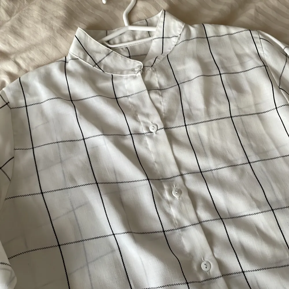 Rutig vit skjorta i XS, fint skick. Kan vara både casual och dressad 💖. Skjortor.