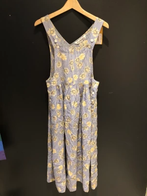 Vintage pinafore klänning - En blå och vit rutig klänning med gula blommor. Förmodligen 80 eller 90 tal! Super somrig och fin 🩵🌼