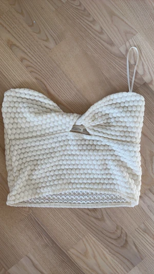 Bandeu topp - Säljer denna bandeutopp från pull&bear för att den tyvärr inte kommit till användning. Pris 120+frakt. Storlek M men skulle mer säga som en xs-s.