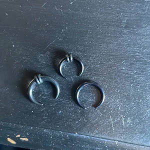 Töjningar - Säljer dessa då jag köpte flerpack med olika storlekar o dessa är är för stora för min smak🖤En av dom saknar gummiringar som syns på bilden🖤Alla 3 för 20kr🖤