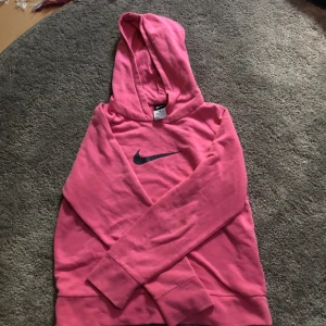 Nike hoodie - Oanvänd, jättebra skick bortsett från tre pyttesmå fläckar som ej märks av