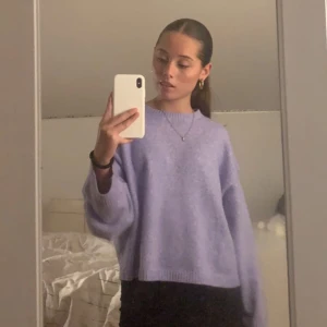 Lila finstickad tröja - Jätte fin lika stickad tröja från Vera moda perfekt nu till sommarn att ha till en kjol på kvällen när det är lite kallt💗 Säljer för att jag behöver mer plats i garderoben från Vera moda