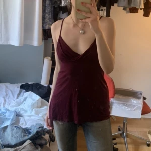 Linne - Supergulligt lila/vinrött linne med en asymmetrisk cut☺️Står L på lappen men passar även mig som S 