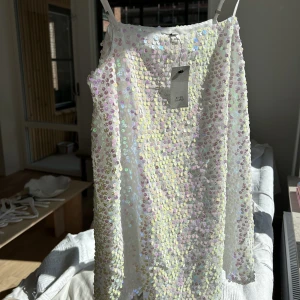 Oanvänd festtopp ! ✨⭐️ - Jättesöt och somrig paljetttopp ifrån river island Size 36 ✨⭐️