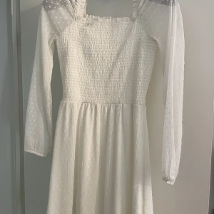 Söt sommarklänning  - Vit klänning ifrån Lindex💓Storlek 170, kan motsvaras med ungefär xs-s. Använd endast 1 gång