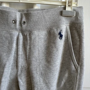 Ralph Lauren - Använda en handfull gånger, snöret har försvunnit i byxan men sitter bra på midjan ändå. Lite slitig på vänster ficka. 