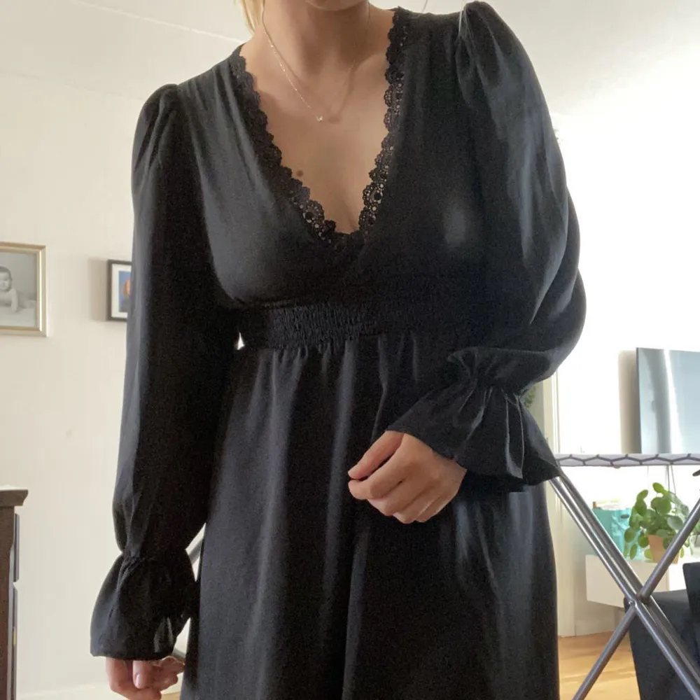 Jättefin svart klänning som är helt oanvänd, perfekt till sommaren. Skriv till mig för fler bilder💕. Klänningar.