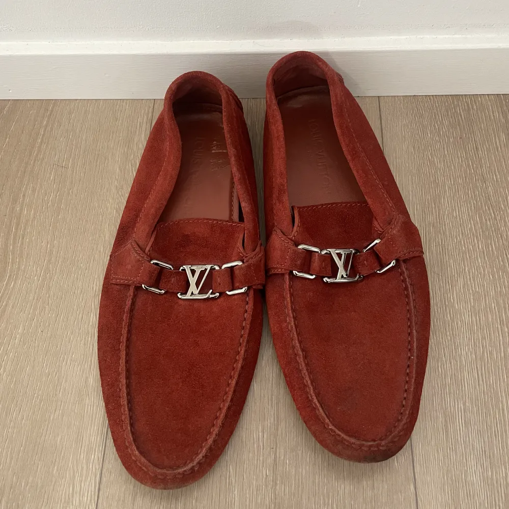 Säljer ett par Louis Vuitton Hockenheim Moccasin skor i storlek 8 1/2.  Bra skick men finns tecken på användning.. Skor.
