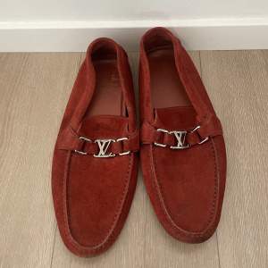 Säljer ett par Louis Vuitton Hockenheim Moccasin skor i storlek 8 1/2.  Bra skick men finns tecken på användning.