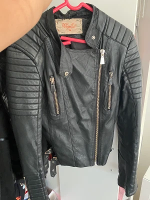 Chiquelle skinnjacka - Jätte sliten och använd skinnjacka i strl 38 