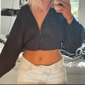 Zara blus - Lite skrynklig på andra bilden… men blusen  är så så fin, är marinblå/svart!! Och i så bra skick har en likadan därför säljer jag! Stl S/M 💕