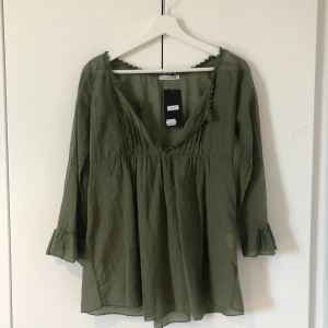 Grön blus  - Superfin grön blus! Aldrig använd o prislappen sitter kvar! Storlek L dock väldigt liten i storlek! Passar S-L. Nypris 450kr säljer för 375kr+ frakt