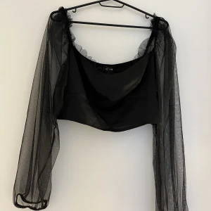 Festtopp - Svart festtopp med mesharmar i storlek 40. Bra skick!!