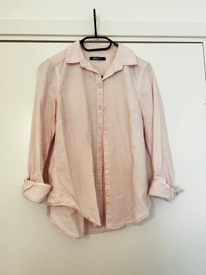 Ljusrosa skjorta - Fin ljusrosa skjorta från Gina tricot🥰